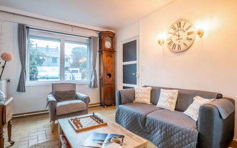 La Longue Vue: Tavolo, Mobilia, Divano, Proprietà, Cornice, Azzurro, Sedia, Legna, Interior Design, Costruzione