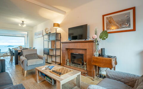 La Longue Vue: Mobilia, Proprietà, Cornice, Divano, Legna, Interior Design, Pavimento, Soggiorno, Pavimentazione, Comfort