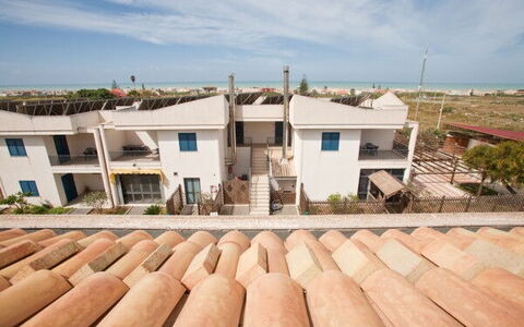 Baraka Apartments: Cielo, Nube, Proprietà, Costruzione, Finestra, Legna, Zona Residenziale, Immobiliare, Paesaggio, Tetto