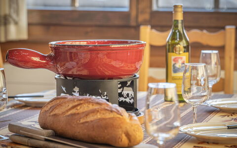 Le Sorbier: Cibo, Tavola, Tavolo, Bottiglia, Piatto, Ingrediente, Bicchieri, Dishware, Serveware