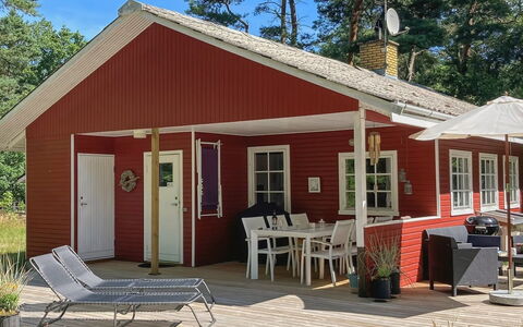 Meret - 800M from the Sea: Legna, Villetta, Mobili Da Esterno, Porta, Casa, Tetto, Casa, Shade, Portico, Sedia
