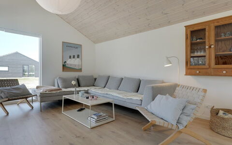 Oke - 350M from the Sea: Pavimentazione, Legna, Pavimento, Pavimento In Legno, Mobilia, Interior Design, Soggiorno, Soffitto, Divano, Casa