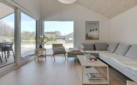 Oke - 350M from the Sea: Legna, Pavimentazione, Pavimento, Pavimento In Legno, Soffitto, Casa, Soggiorno, Plank, Divano, Latifoglie