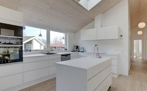 Oke - 350M from the Sea: Legna, Pavimentazione, Soffitto, Interior Design, Pavimento, Casa, Pavimento In Legno, Cucina, Controsoffitto, Lampada