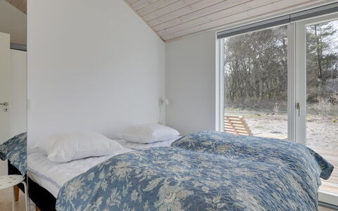 Oke - 350M from the Sea: Legna, Soffitto, Casa, Camera Da Letto, Inverno, Congelamento, Illuminazione Diurna, Bedding, Letto, Latifoglie