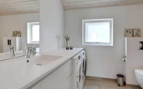 Oke - 350M from the Sea: Pavimentazione, Idraulico Fixture, Pavimento, Interior Design, Legna, Soffitto, Lavello, Rubinetto, Bagno, Mobiletto Del Bagno