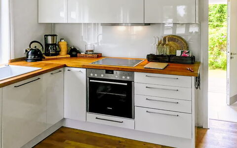 Anemette - 100M from the Sea: Elettrodomestico Da Cucina, Cucina, Controsoffitto, Cabinetry, Apparecchio Major, Mobilia, Elettrodomestico, Pavimentazione, Legna, Stufa