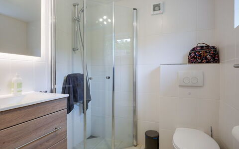 Anemette - 100M from the Sea: Bagno, Pavimentazione, Interior Design, Pavimento, Parete, Idraulico Fixture, Lavandino Del Bagno, Mobiletto Del Bagno, Gabinetto, Idraulico