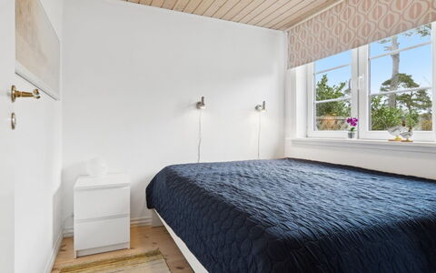 Algeth - 350M from the Sea: Interior Design, Camera Da Letto, Legna, Letto, Pavimentazione, Soffitto, Pavimento, Bedding, Mobilia, Lenzuolo