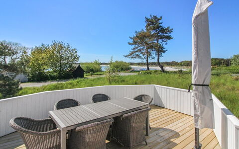Julietta - 50M from the Sea: Arbusto, Urban Design, Groundcover, Brick, Appartamento, Estate, Muratura, Balcone, Landscaping
