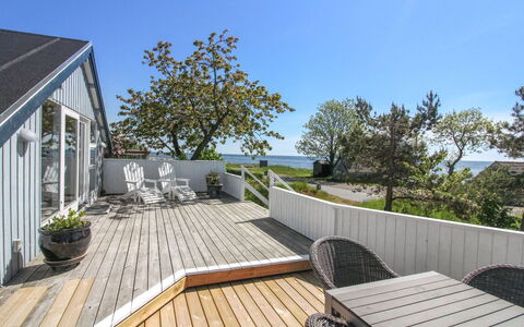 Julietta - 50M from the Sea: Arbusto, Urban Design, Groundcover, Brick, Appartamento, Estate, Muratura, Balcone, Landscaping