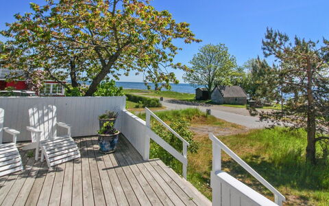Julietta - 50M from the Sea: Arbusto, Urban Design, Groundcover, Brick, Appartamento, Estate, Muratura, Balcone, Landscaping