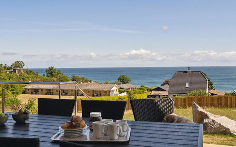 Maike - 200M from the Sea: Arbusto, Urban Design, Groundcover, Brick, Appartamento, Estate, Muratura, Balcone, Landscaping