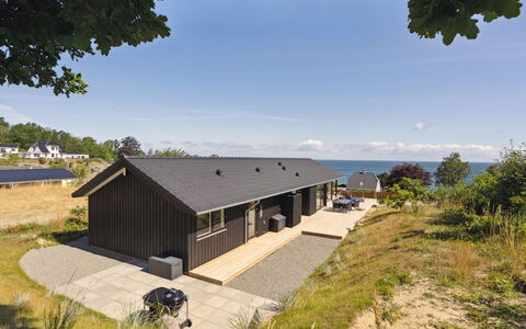 Maike - 200M from the Sea: Arbusto, Urban Design, Groundcover, Brick, Appartamento, Estate, Muratura, Balcone, Landscaping