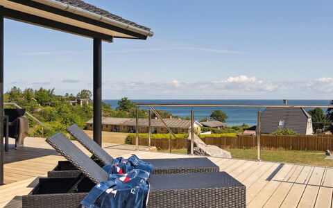 Maike - 200M from the Sea: Arbusto, Urban Design, Groundcover, Brick, Appartamento, Estate, Muratura, Balcone, Landscaping