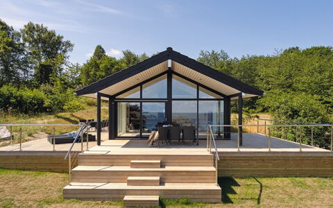 Maike - 200M from the Sea: Arbusto, Urban Design, Groundcover, Brick, Appartamento, Estate, Muratura, Balcone, Landscaping