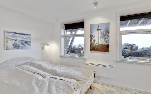 Armela - 10M from the Sea: Camera Da Letto, Letto, Interior Design, Soffitto, Pavimento, Lenzuolo, Bedding, Pavimentazione, Appartamento, Telaio Del Letto