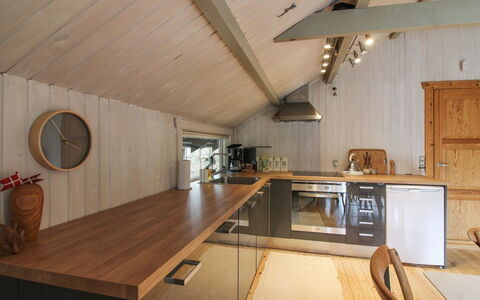 Iskra - 900M from the Sea: Pavimentazione, Cucina, Controsoffitto, Legna, Interior Design, Soffitto, Mobilia, Pavimento, Lampada, Cabinetry