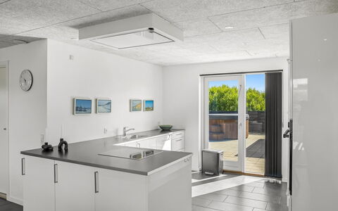 Ilfar - 700M from the Sea: Soffitto, Pavimentazione, Cucina, Interior Design, Pavimento, Controsoffitto, Elettrodomestico, Cabinetry, Lampada