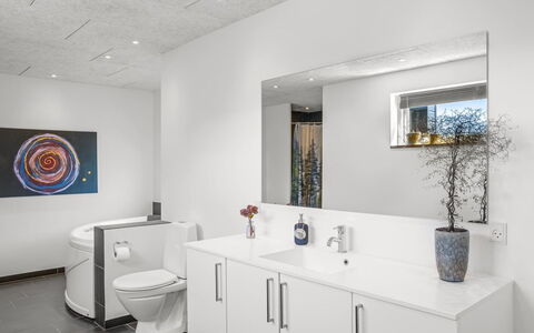 Ilfar - 700M from the Sea: Interior Design, Pavimentazione, Parete, Idraulico Fixture, Pavimento, Lavello, Soffitto, Mobiletto Del Bagno, Bagno, Lavandino Del Bagno