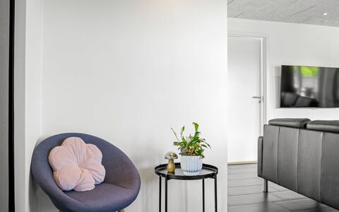 Ilfar - 700M from the Sea: Mobilia, Interior Design, Pavimentazione, Pavimento, Parete, Legna, Soggiorno, Sedia, Pavimento In Legno, Divano