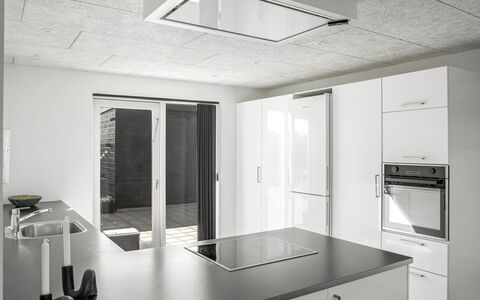 Ilfar - 700M from the Sea: Soffitto, Cucina, Lampada, Design, Elettrodomestico Da Cucina, Controsoffitto, Elettrodomestico