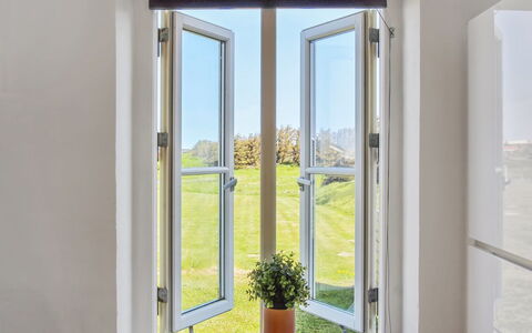 Sira - 250M from the Sea: Bicchiere, Illuminazione Diurna, Porta A Casa, Modanatura, Design, Latifoglie, Pianta Della Casa, Balcone, Alluminio, Finestra Trattamento