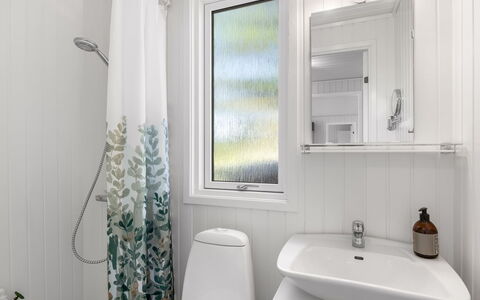 Matis - 650M from the Sea: Idraulico Fixture, Interior Design, Pavimentazione, Bagno, Lavello, Rubinetto, Pavimento, Idraulico, Tenda, Lavandino Del Bagno