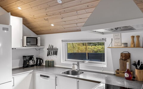 Federica - 500M from the Sea: Legna, Soffitto, Interior Design, Cucina, Controsoffitto, Lampada, Illuminazione, Casa, Elettrodomestico Da Cucina, Elettrodomestico