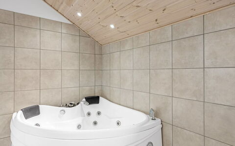 Federica - 500M from the Sea: Idraulico Fixture, Pavimentazione, Interior Design, Pavimento, Vasca Da Bagno, Soffitto, Camera, Idraulico, Bagno