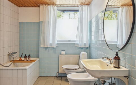 Matilda - 375M from the Sea: Idraulico Fixture, Bagno, Pavimentazione, Lavandino Del Bagno, Interior Design, Lavello, Pavimento, Rubinetto, Idraulico, Piastrella