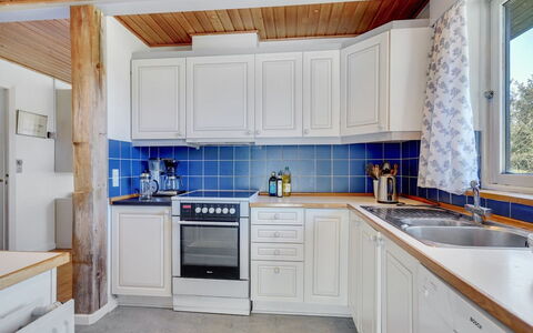 Matilda - 375M from the Sea: Cucina, Controsoffitto, Elettrodomestico Da Cucina, Apparecchio Major, Pavimentazione, Interior Design, Legna, Cabinetry, Pavimento, Lavandino Della Cucina