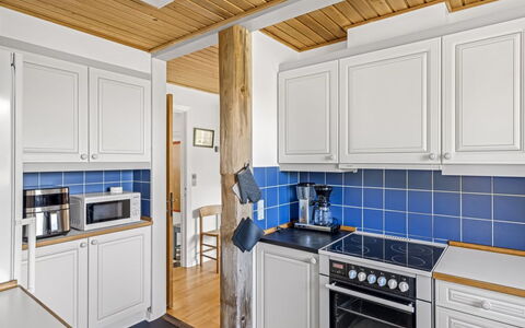 Matilda - 375M from the Sea: Cucina, Pavimentazione, Interior Design, Controsoffitto, Legna, Elettrodomestico Da Cucina, Apparecchio Major, Soffitto, Cabinetry, Pavimento
