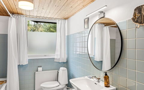 Matilda - 375M from the Sea: Idraulico Fixture, Bagno, Interior Design, Pavimentazione, Lavello, Idraulico, Lavandino Del Bagno, Rubinetto, Pavimento, Soffitto