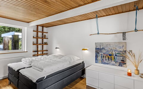 Matilda - 375M from the Sea: Interior Design, Legna, Soffitto, Pavimentazione, Mobilia, Camera Da Letto, Pavimento, Letto, Illuminazione, Camera