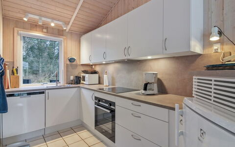 Panu - 600M from the Sea: Cucina, Apparecchio Major, Controsoffitto, Legna, Elettrodomestico Da Cucina, Pavimentazione, Idraulico Fixture, Interior Design, Soffitto, Lavello