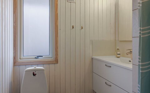 Panu - 600M from the Sea: Parete, Idraulico Fixture, Bagno, Legna, Pavimentazione, Interior Design, Toilet Seat, Pavimento, Lavandino Del Bagno, Gabinetto