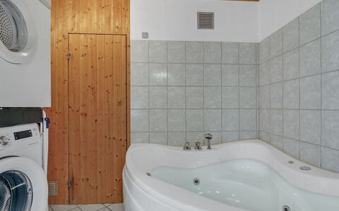 Hellin - 300M from the Sea: Pavimentazione, Interior Design, Pavimento, Idraulico Fixture, Soffitto, Vasca Da Bagno, Bagno, Camera, Idraulico, Illuminazione