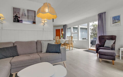 Hellin - 300M from the Sea: Mobilia, Interior Design, Pavimentazione, Pavimento, Legna, Soffitto, Divano, Camera, Pavimento In Legno, Soggiorno