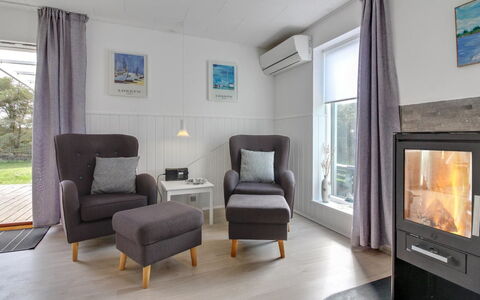 Hellin - 300M from the Sea: Mobilia, Pavimentazione, Interior Design, Pavimento, Legna, Soggiorno, Camera, Divano, Televisione, Soffitto