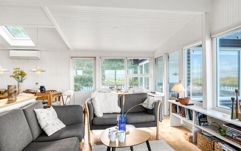 Ineke - 295M from the Sea: Mobilia, Interior Design, Legna, Divano, Pavimentazione, Soffitto, Pavimento, Soggiorno, Casa, Camera