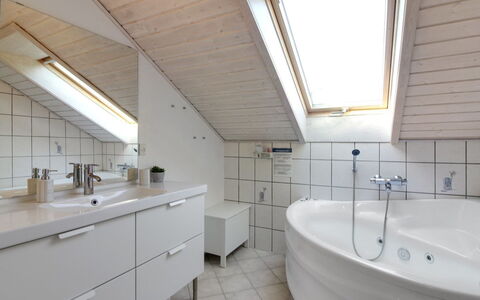 Lothen - 500M from the Sea: Idraulico Fixture, Pavimentazione, Lavello, Interior Design, Bagno, Soffitto, Rubinetto, Pavimento, Idraulico, Mobiletto Del Bagno