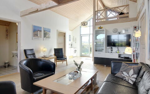 Lothen - 500M from the Sea: Interior Design, Soffitto, Divano, Soggiorno, Mobilia, Pavimento, Pavimentazione, Casa, Camera, Sedia