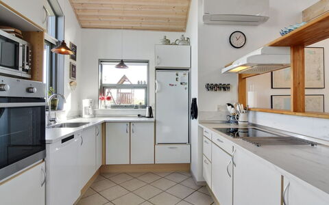 Lothen - 500M from the Sea: Cucina, Controsoffitto, Elettrodomestico Da Cucina, Interior Design, Cabinetry, Pavimentazione, Mobilia, Apparecchio Major, Legna, Soffitto