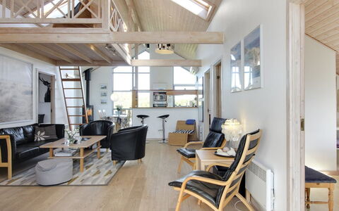 Lothen - 500M from the Sea: Pavimentazione, Interior Design, Mobilia, Legna, Pavimento, Soffitto, Pavimento In Legno, Sedia, Soggiorno, Divano