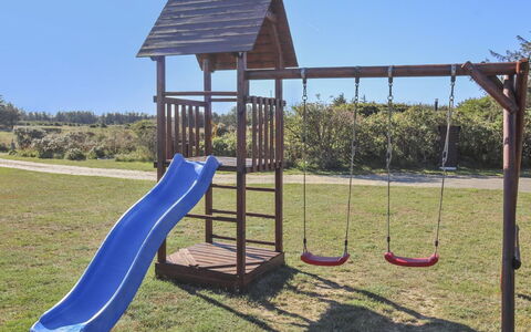Lothen - 500M from the Sea: Attrezzatura Giochi All'Aperto, Campo Da Giuoco, Spazio Pubblico, Scivolo, Terreno Di Gioco, Giardino, Prato, Swing, Shade, Cortile