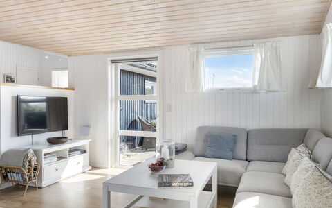 Ingemar - 100M from the Sea: Legna, Pavimentazione, Interior Design, Pavimento, Mobilia, Soffitto, Divano, Soggiorno, Casa, Pavimento In Legno