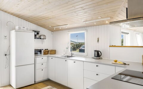 Ingemar - 100M from the Sea: Cucina, Legna, Pavimentazione, Controsoffitto, Elettrodomestico Da Cucina, Apparecchio Major, Interior Design, Soffitto, Cabinetry, Pavimento