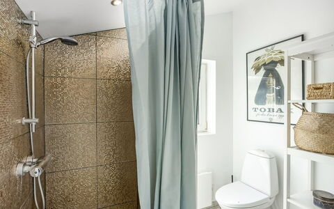 Ingemar - 100M from the Sea: Interior Design, Bagno, Tenda Doccia, Pavimentazione, Tenda, Idraulico Fixture, Pavimento, Tessile, Gabinetto, Idraulico
