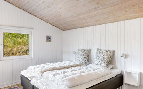 Ingemar - 100M from the Sea: Legna, Camera Da Letto, Letto, Bedding, Lenzuolo, Soffitto, Interior Design, Telaio Del Letto, Biancheria, Cuscino